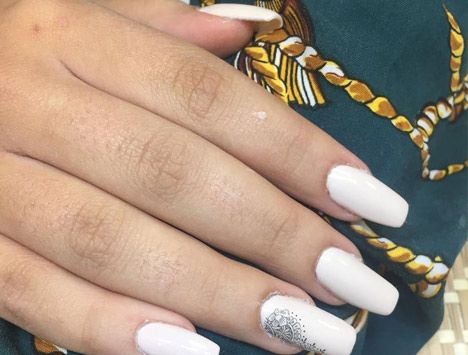 Pura Vida Peluqueria Elisabet Iglesias uñas maquilladas