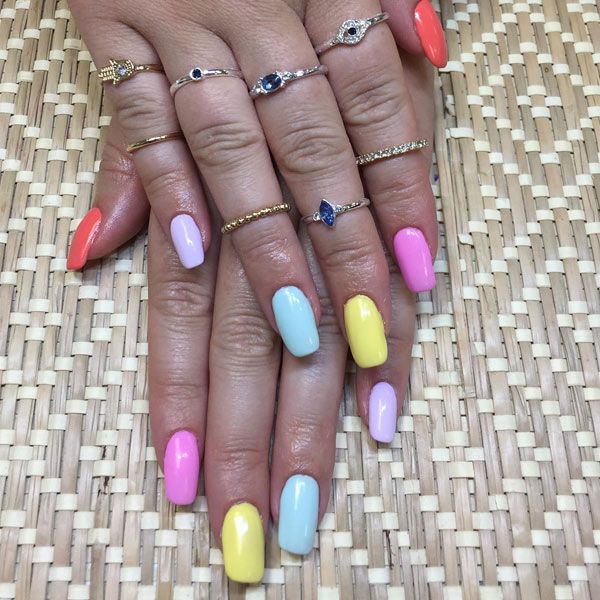 Pura Vida Peluqueria Elisabet Iglesias uñas de colores